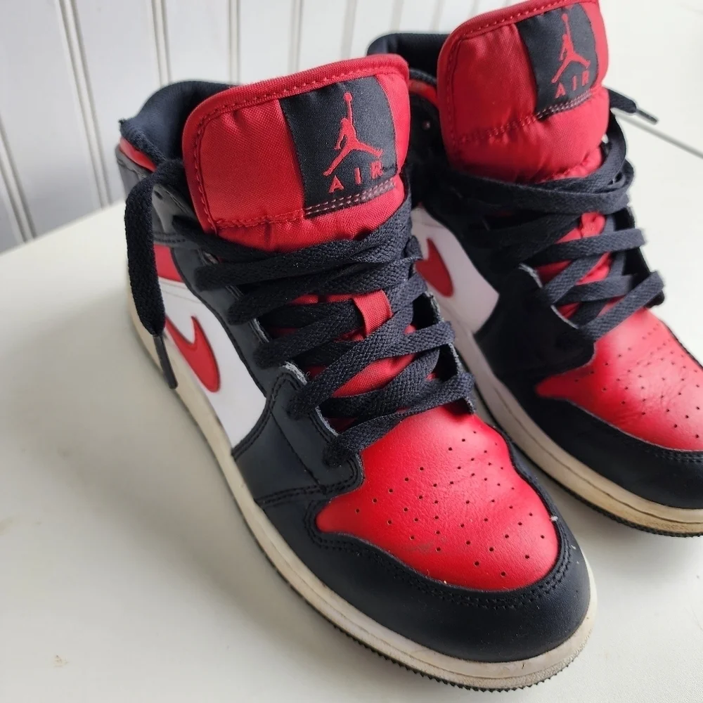 Nike Boys Air Jordan 1 Red 554725-079 Black Basketball Shoes Sneakers Size 6.5Y